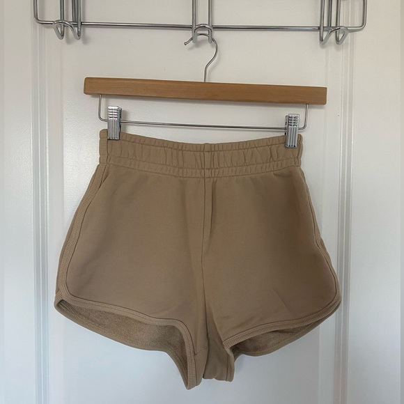 Aritzia comfy shorts, never really worn good condition - Picture 1 of 2